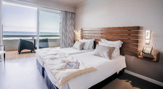 Четырёхместный семейный люкс с балконом и с видом на море Arribas Sintra Hotel