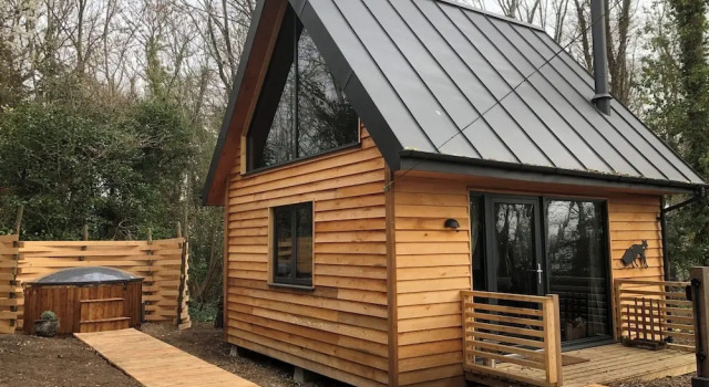 Woodland Cabin Retreat in Alfriston - hot tub, Забронировать Дом для отпуска Отели Исторического графства Суссекса с парковкой, Парковка