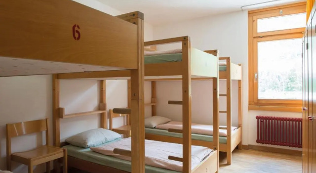 Кровать в общем номере Pontresina Youth Hostel