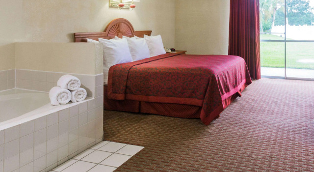 Days Inn by Wyndham Ocala North, Rezerwuj Hotel Hotele w Ocala National Forest z basenem, Basen