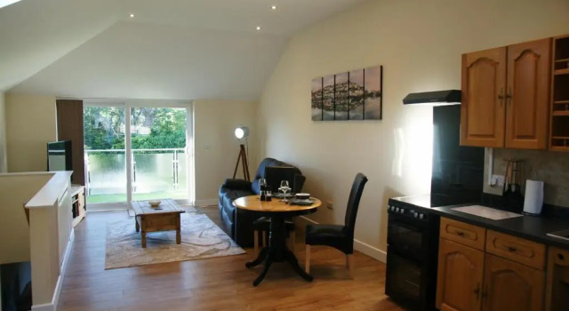Апартаменты Modern Self-Contained Annex 10 min walk to beach