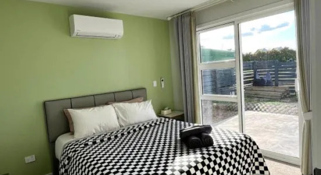 Brand new Lakeside cozy home, Забронировать Отель Отели Таупо с парковкой, Парковка