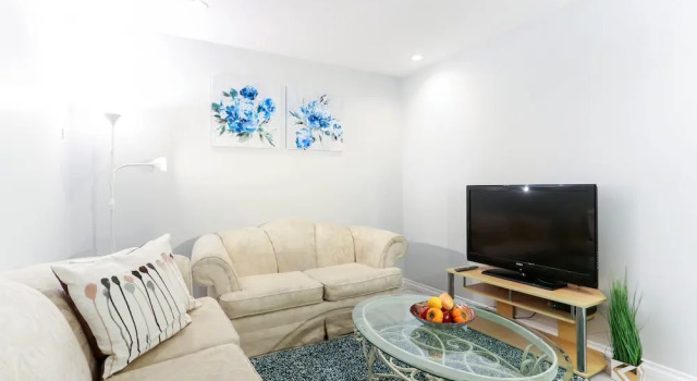 Коттедж Family Home-Metrotown by Elevate Rooms