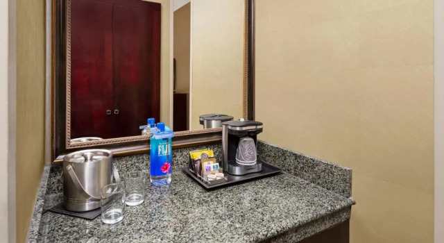 Номер Standard с видом на бассейн DoubleTree by Hilton Raleigh Durham Airport at Research Triangle Park