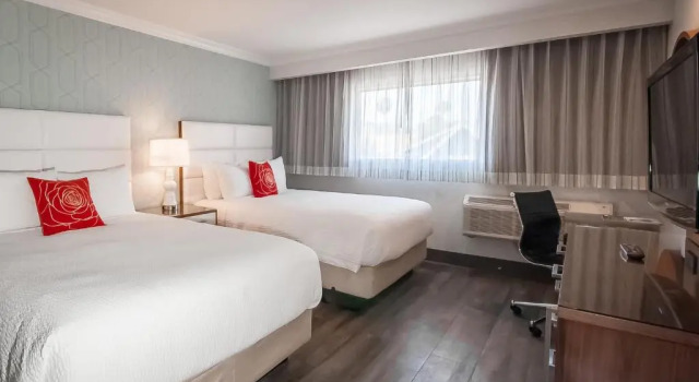 Четырёхместный номер Standard Pasadena Rose & Crown Hotel