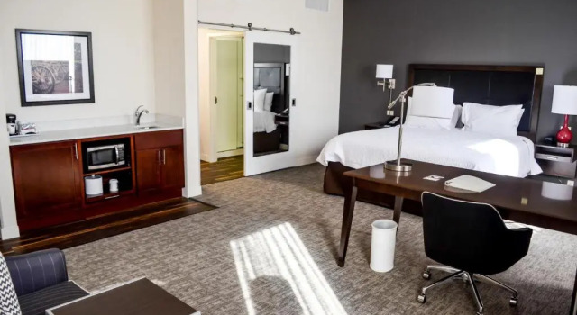 Люкс с видом на город Hampton Inn & Suites - Richmond - Downtown, VA