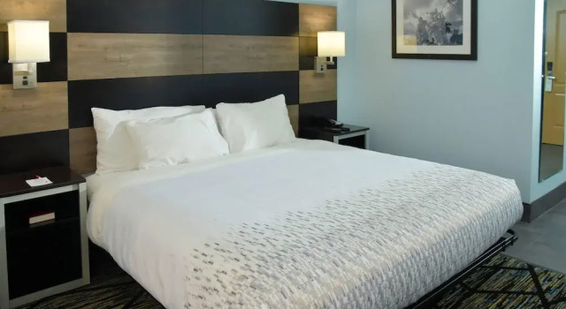 Люкс Clarion Pointe Jacksonville near Camp Lejeune