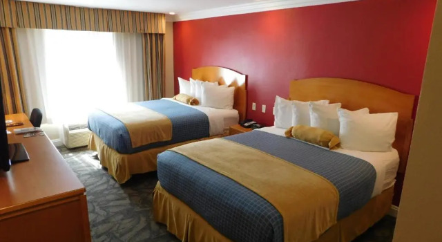 Четырёхместный номер Deluxe Anaheim Orange County Hotel