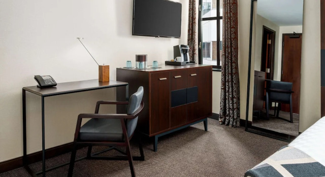 Двухместный номер Compact Joinery Hotel Pittsburgh, Curio Collection by Hilton