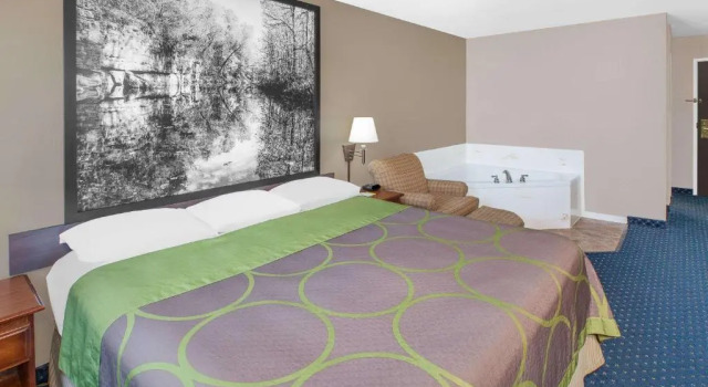 Люкс Deluxe Super 8 by Wyndham Lowell/Bentonville/Rogers Area