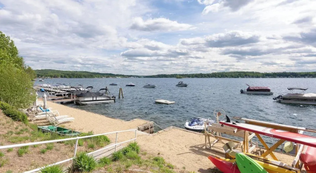 Апартаменты с 4 комнатами с балконом Steps to Beach: Lake-view Laconia Getaway!