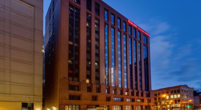 Drury Plaza Hotel Milwaukee Downtown, Забронировать Отель Отели Милуоки с завтраком, рядом с Театр Риверсайд, Завтраки