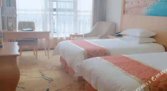 Luoshan Junfu Hotel