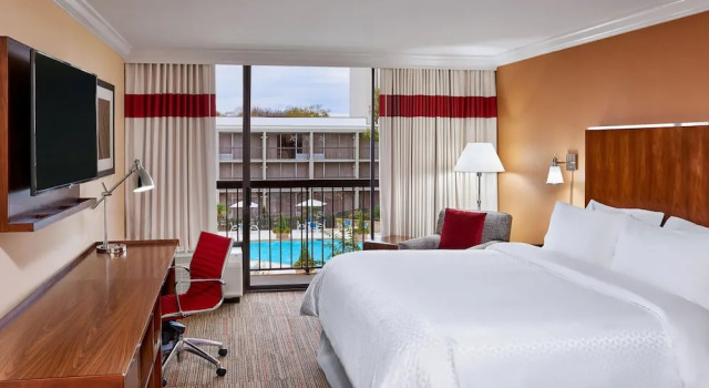Номер Standard c 1 комнатой с балконом и с видом на бассейн Four Points by Sheraton Little Rock Midtown