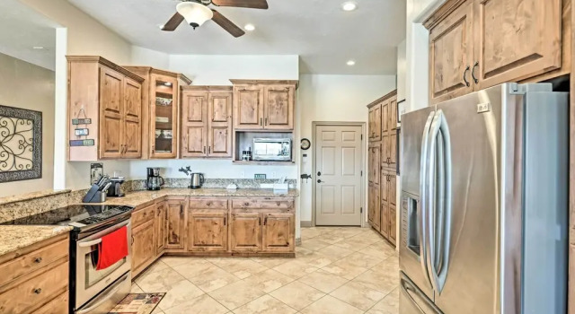 Коттедж Luxe Retreat w/ Lake Havasu View & Pool!