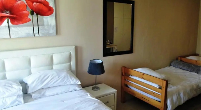 Cenikma Guest Suites - Couples Room, Забронировать Гостевой дом Отели Ист-Лондона с парковкой, Парковка