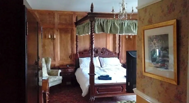 Neuadd Arms Hotel, Забронировать Отель Лланвртид-Уэлс Повис, рядом с Шерстяная мельница The Cambrian