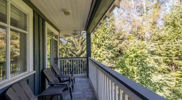 Panoramic Views from this gorgeous 2 Bed Property - Village Location, Забронировать Дом для отпуска Коттеджи Уистлер, рядом с Black Tusk Gallery, Коттедж