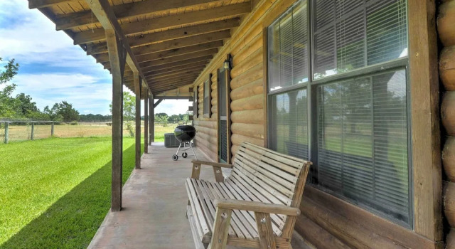 Коттедж On Farm: Rustic Carmine Log Cabin w/ Porch!