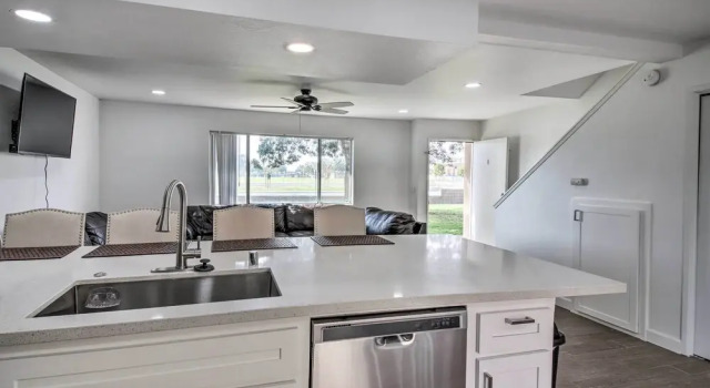 Апартаменты Central Bakersfield Townhome w/ Private Patio