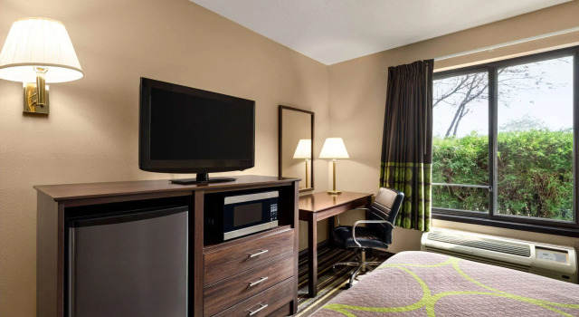 Super 8 by Wyndham Germantown/Milwaukee