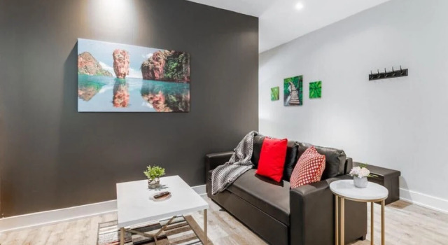 Upscale 2BR Apt - Prime Location w Netflix, Varaa Hotelli Hamilton 