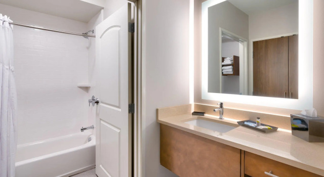 Четырёхместный люкс c 1 комнатой Staybridge Suites - Lehi - Traverse Ridge Center by IHG