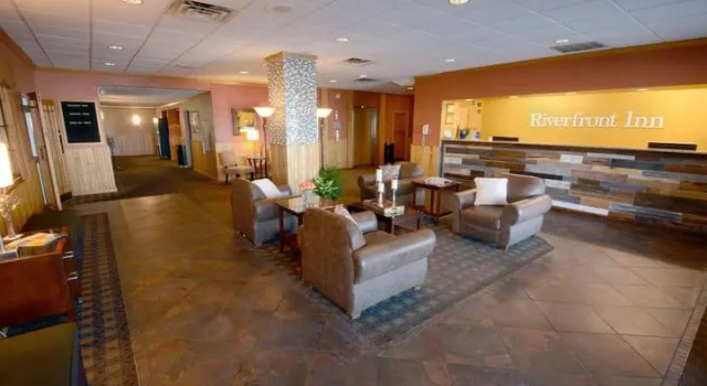 Четырёхместный номер Standard Отель Riverfront Inn
