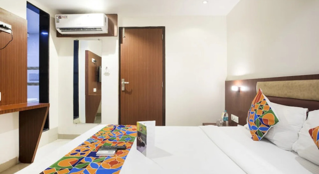 Номер Deluxe FabHotel Castle Inn