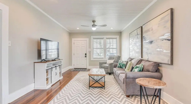 Коттедж 4 Mi to Moody Gardens: Sleek Home w/ Deck & Yard!