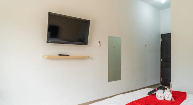 Номер Premium RedDoorz Plus near Teras Kota 3