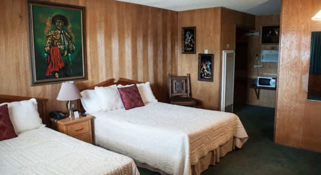 Четырёхместный номер Classic Raton Pass Motor Inn