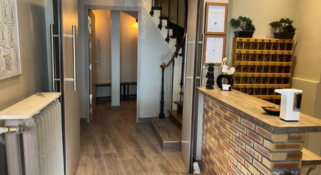 Кровать в общем номере Angleterre Hotel