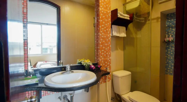 Четырёхместный семейный номер Standard DMZ Hotel ,Central Hue ,Near Perfume River
