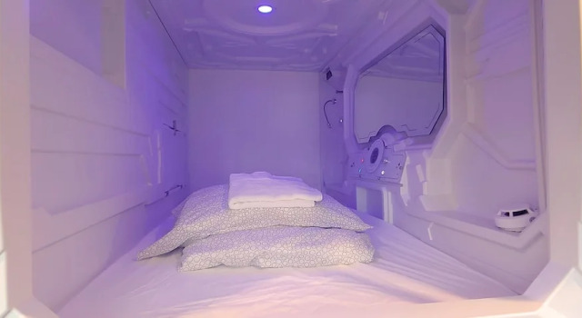 Капсула с балконом U Street Capsule Hostel