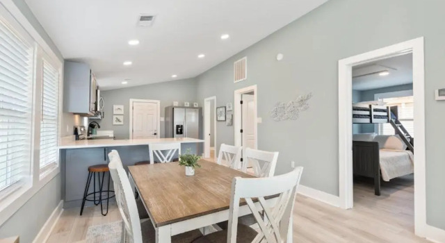 222 W Ashley - Sea Breeze - Minutes to the Ocean and Downtown Folly Beach, Забронировать Отель Фоли-Бич 