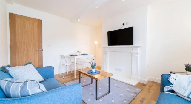 Апартаменты Stylish Spacious 1 bed Apartment - Downtown