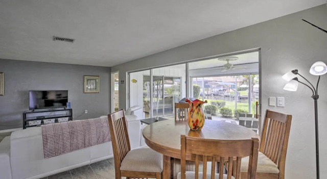Bright Home w/ Dock & Canal View in Cape Coral!, Забронировать Дом для отпуска Виллы Кейп-Корал, Вилла