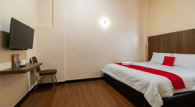 RedDoorz Plus near Ramayana Pematangsiantar, Rezerwuj Hotel Pematang Siantar Sumatra
