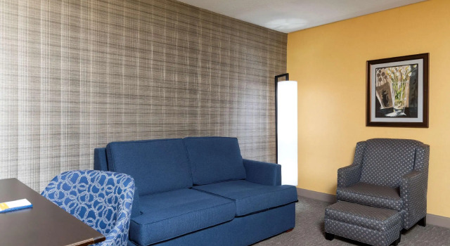 Четырёхместный люкс c 1 комнатой Hampton Inn Holland