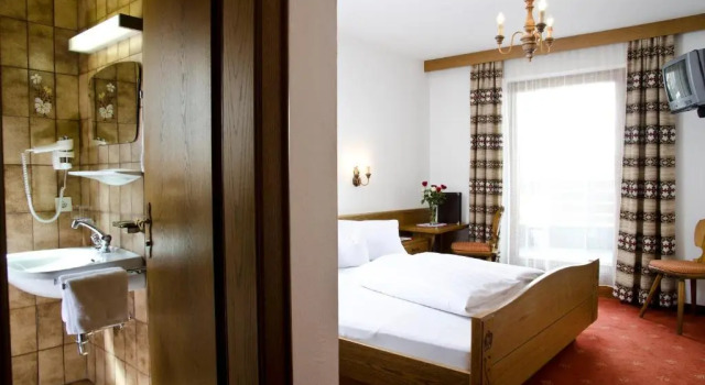 Номер Comfort Berghotel Rasis