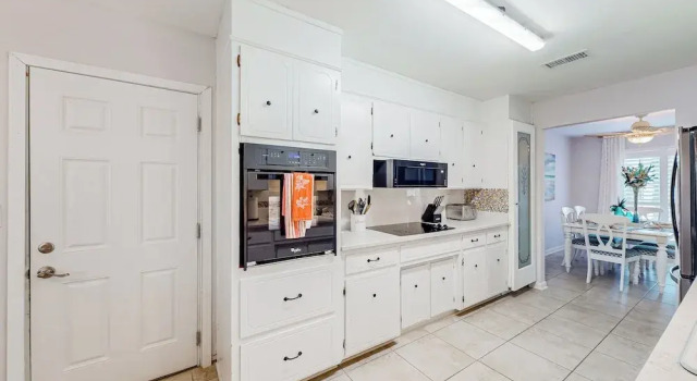 Коттедж 3BR Next to Park w/ Large Yard, AC & W & D