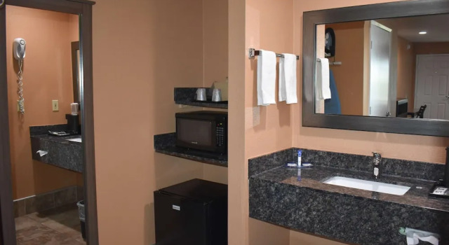 Четырёхместный номер Standard с балконом Baymont by Wyndham Manteca