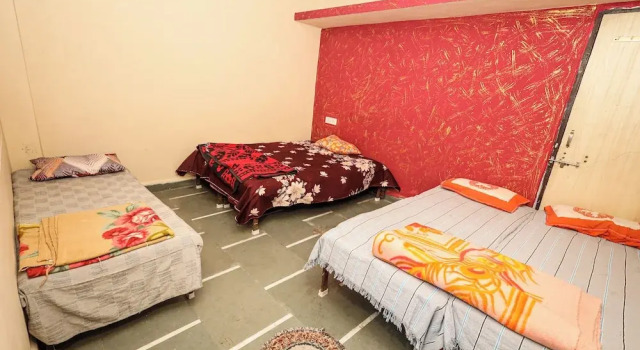 Кровать в общем номере Rai Guest House