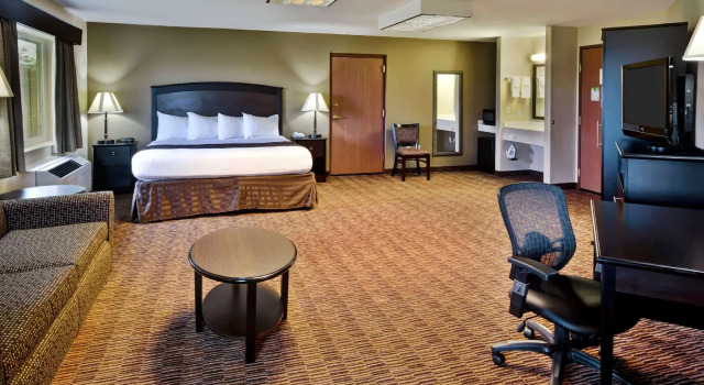 Двухместный люкс Deluxe AmericInn by Wyndham Beaver Dam