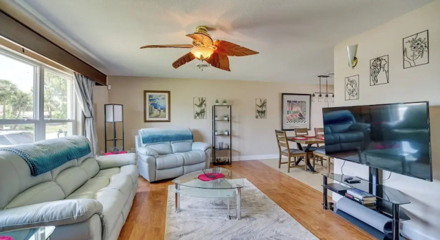 Indian Harbour Beach Home w/ Private Pool!, Rezerwuj Dom wakacyjny Domki letniskowe w Space Coast, Domek