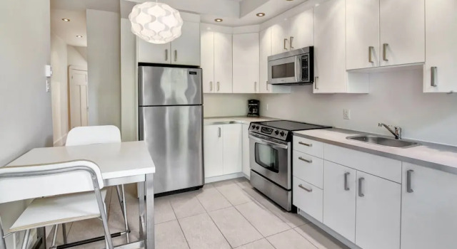 One Bedroom Apartment near Laurier Park offered by Short Term Stays, Rezervasyon Daire Montreal daireler, Ubisoft yakınında, Daire