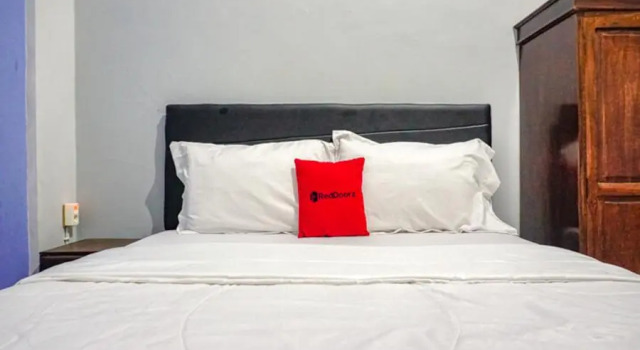 RedDoorz near Penimbangan Beach Singaraja, Boek Hotel Singaraja Buleleng