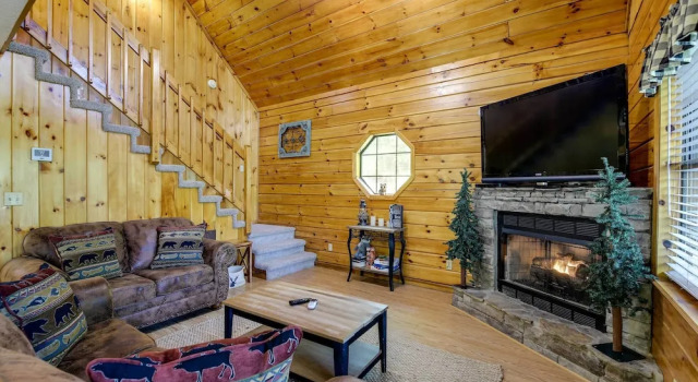Коттедж с 2 комнатами с балконом Sevierville Cabin w/ Hot Tub, Views & Pool Access!