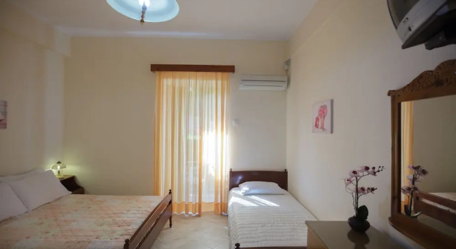 Трёхместный номер Standard с балконом и с видом на сад Akrogiali Beach Rooms